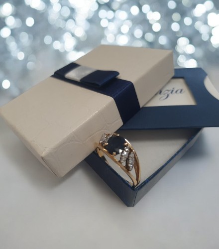 Anello con pietra centrale